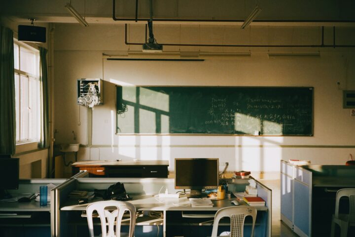 Bullismo omofobico e transfobico a scuola: come riconoscerlo e cosa possono fare genitori e insegnanti