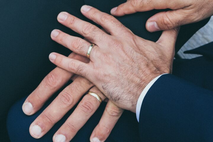Coppie omosessuali in Italia: vivere una relazione gay o lesbica oggi, tra diritti, famiglia e pregiudizi