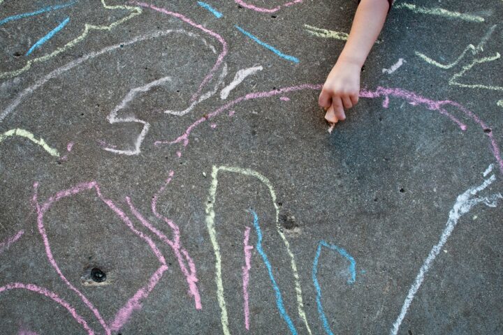 Famiglie arcobaleno in Italia: cosa dice la legge su figli, adozioni e riconoscimento