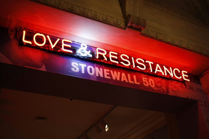 Moti di Stonewall: cosa successe nel 1969 e come è nato il Pride