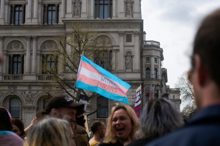 Transfobia: cos’è, come si manifesta e cosa fare per contrastarla