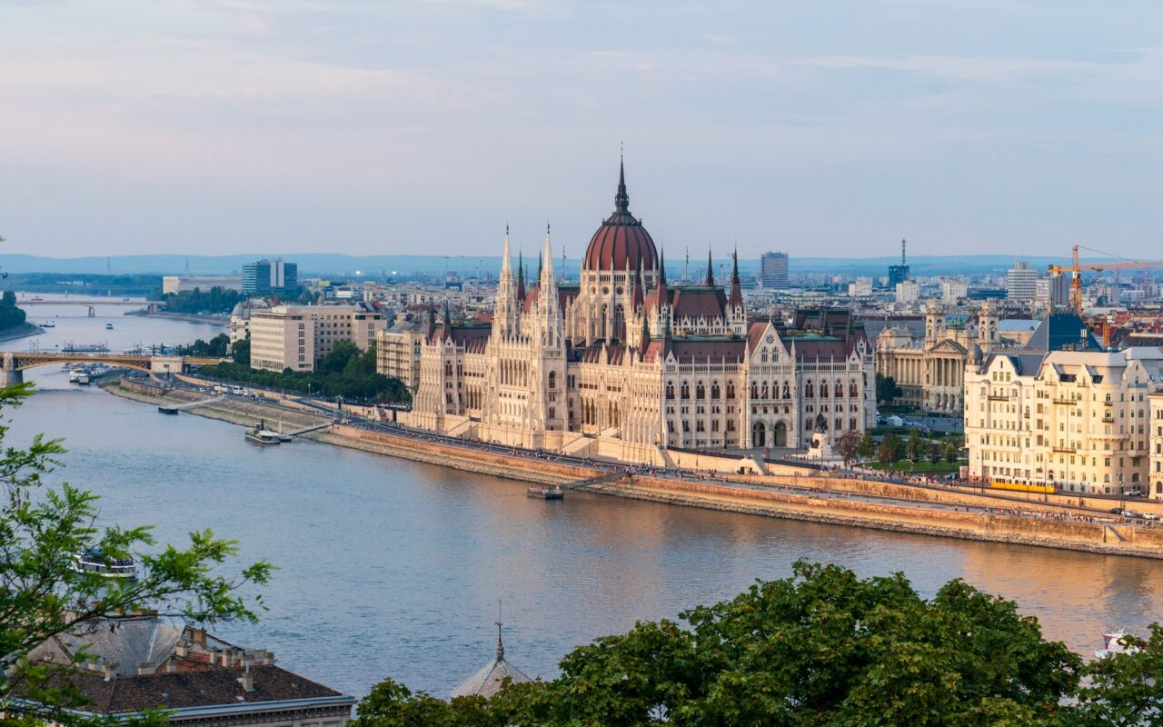 Ungheria, il Parlamento cancella i divieti anti-LGBT+ di Orbán