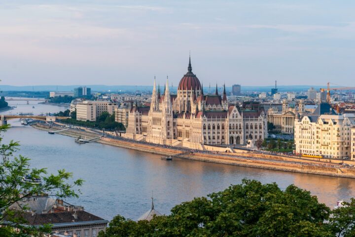 Ungheria, il Parlamento cancella i divieti anti-LGBT+ di Orbán